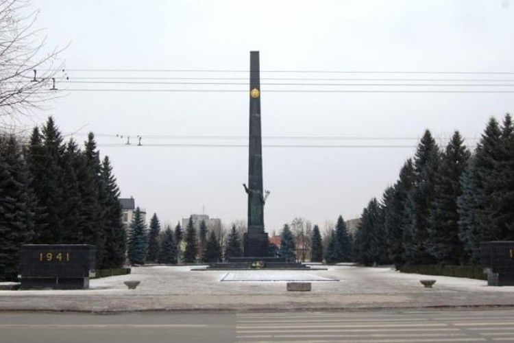 Лучани вимагають ліквідувати 40-метровий обеліск на меморіалі «Вічна слава»