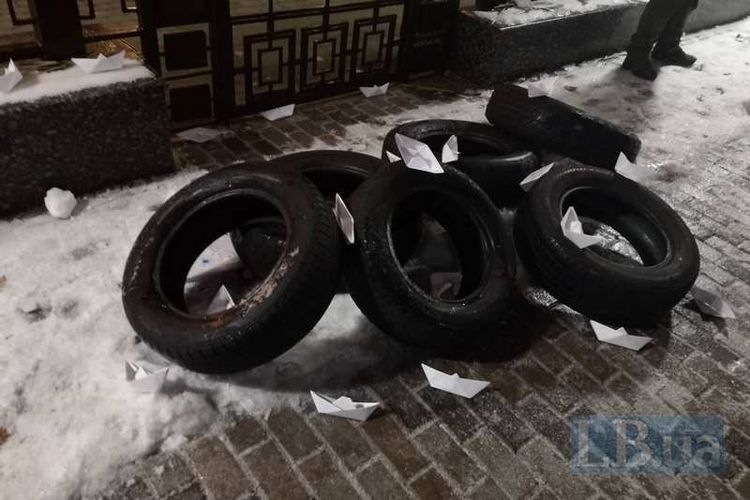До посольства Росії у Києві принесли шини