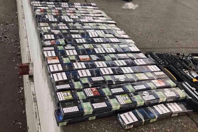 Волинські митники вилучили автомобіль через приховані у ньому цигарки 