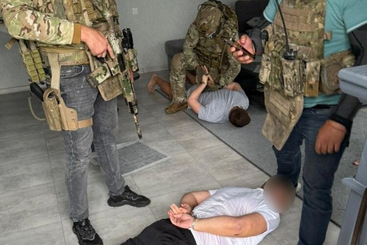 Чернівці-Львів-Волинь: ділки переправили десятки чоловіків за кордон, заробивши мільйони (Відео)