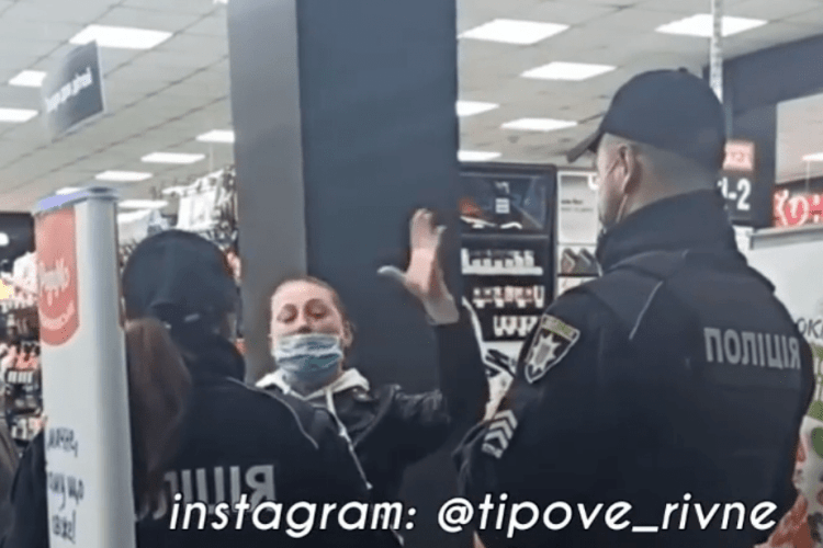 Рівненські поліцейські затримали жінку, яка відмовилася надягнути маску на носа (Відео)