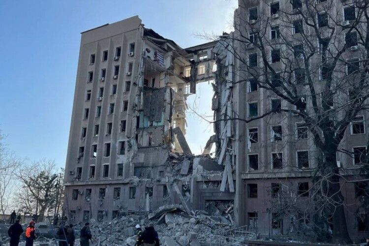 Віталій Кім показав момент влучання крилатої ракети у будівлю Миколаївської ОДА (Відео)