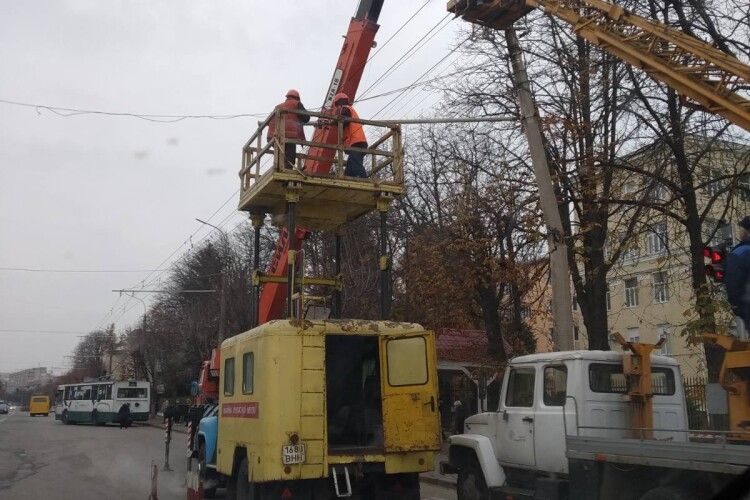 Аварія на Грушевського у Луцьку: електроопору пошкодив тролейбус