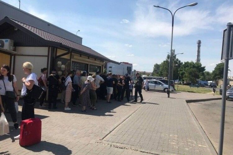 У Луцьку в автобусі знайшли чеку від гранати: людей евакуювали 