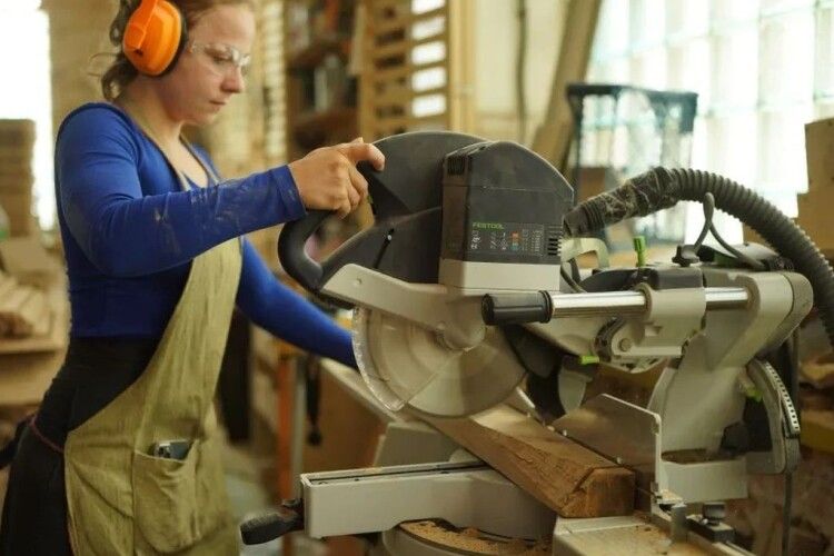 Руйнуючи стереотипи: на Волині жінки сміливо сідають за трактори та верстати