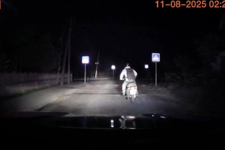 На Волині у комендантську годину п'яний мотоцикліст чинив агресивний опір поліції