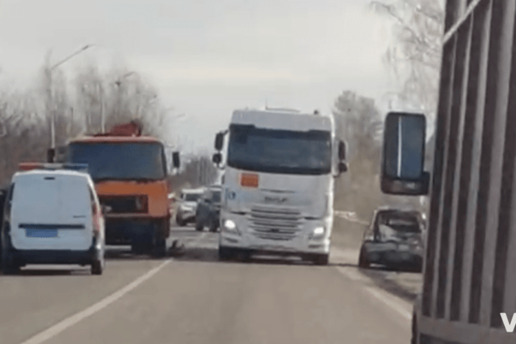Поблизу Луцька зіткнулися вантажівка і БМВ: є постраждалий