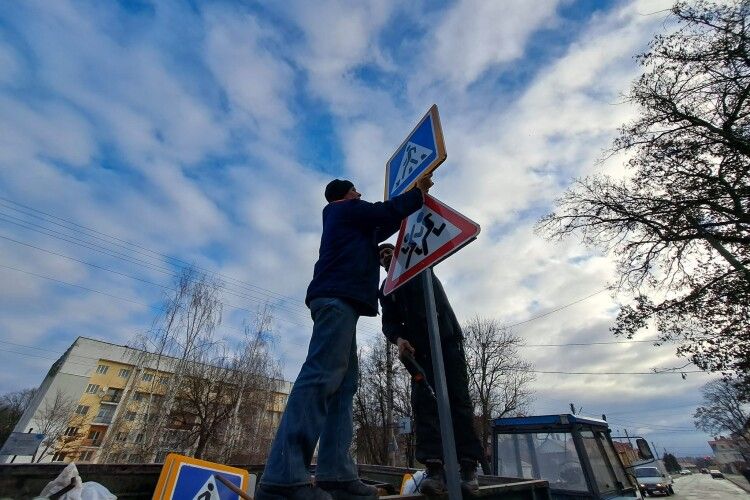 На вулицях Володимира встановили нові дорожні знаки