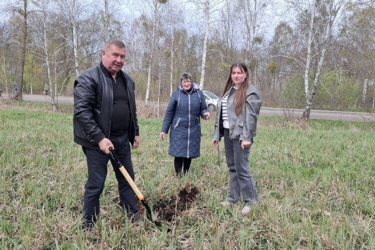 У громаді на Волині висадили алею могутніх дубів у пам'ять про полеглих Героїв (Фото) 