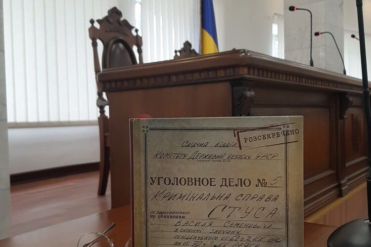 Медведчук програв: суд зняв заборону на продаж книги Кіпіані про Василя Стуса