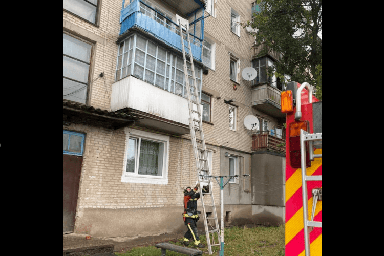 На Волині рятувальникам довелося брати велику драбину, бо 89-річна бабуся не виходила на зв’язок