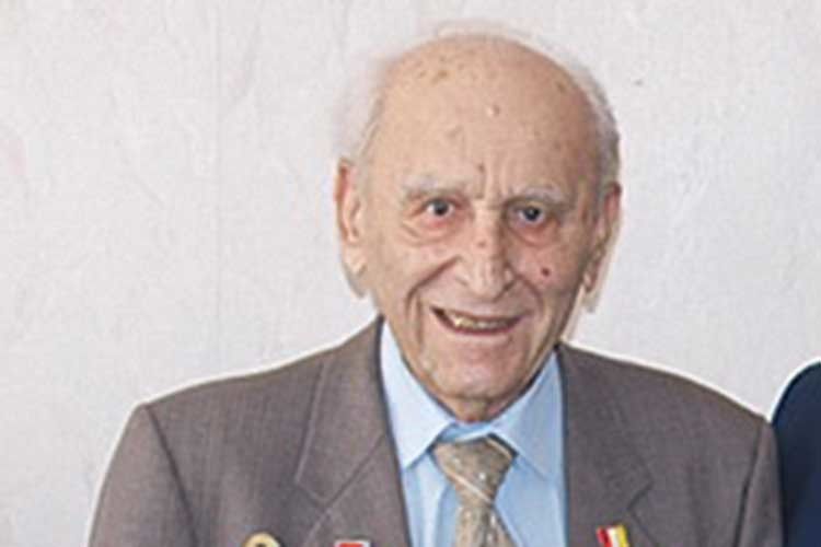 100–річний лікар відмовляється виходити на пенсію