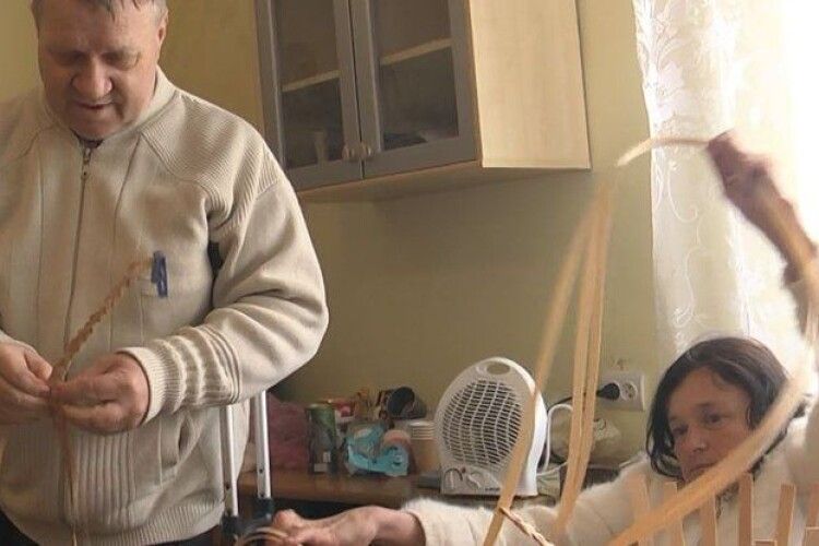 На Волині подружжя з інвалідністю заробляє на життя, плетучи кошики (Відео)