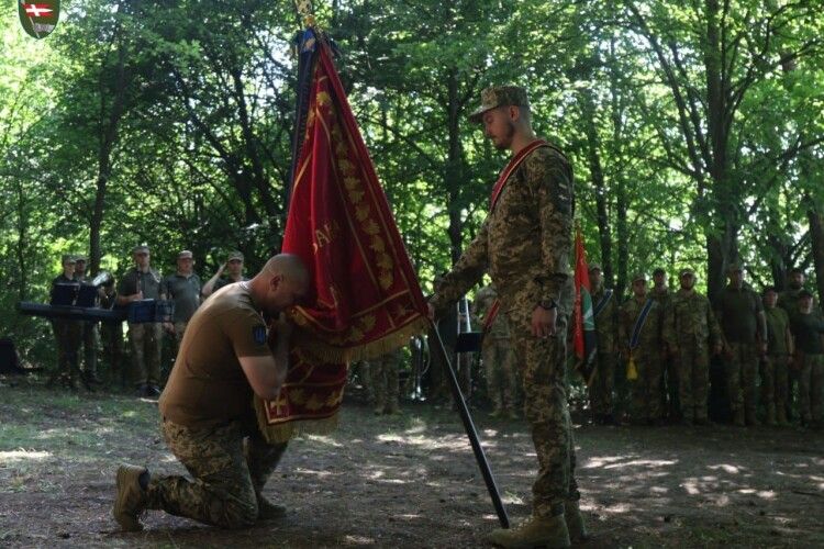 Командир волинської 14-ї ОМБр попрощався з бойовим прапором 