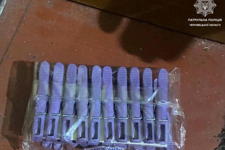 Дядько добряче хильнув, переплутав упаковку прищіпок з бомбою й викликав поліцію
