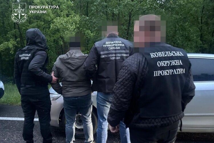 Волинян судять за продаж «квитків» за кордон