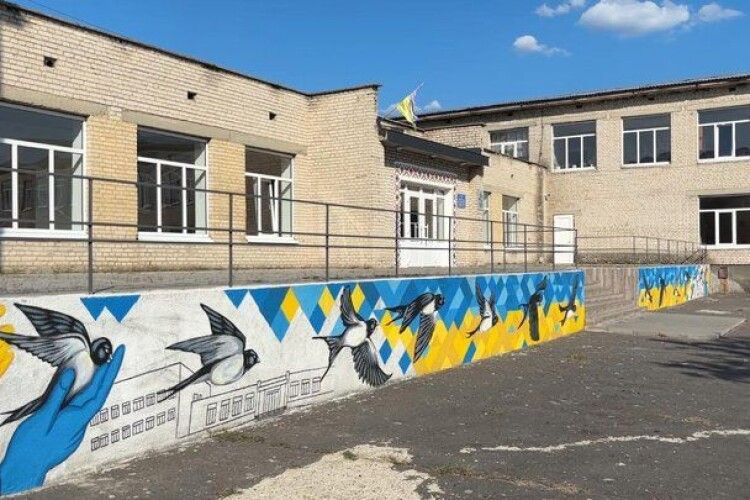 Стіни у малюнках: як волинська художниця перетворила школу на мистецький простір  (Відео)