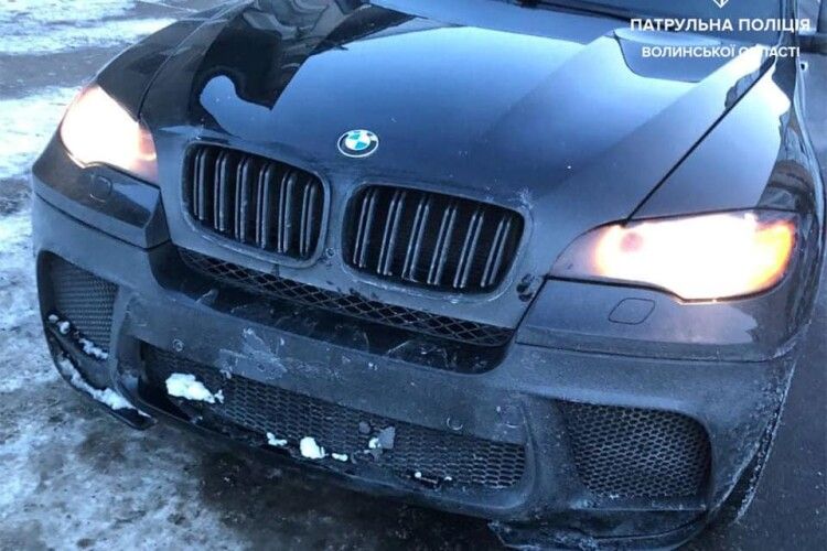 У Луцьку затримали водійку BMW, яка їздила без номерів
