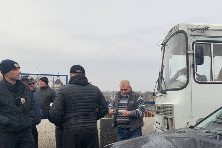У Луцьку на мосту в аварію потрапив автобус з пасажирами – рух ускладнений (Фото)