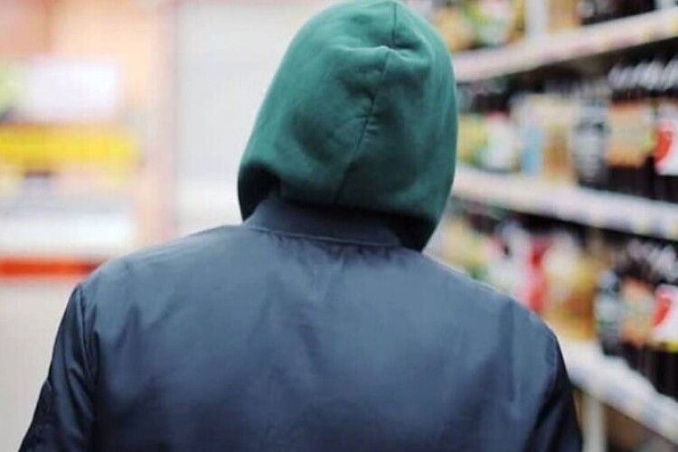 Пробув на волі 10 днів і знову – за ґрати: 25-річний волинянин обікрав обмінник валют і супермаркет (Фото)