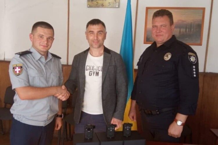 Любешівським поліцейським подарували нові бодікамери
