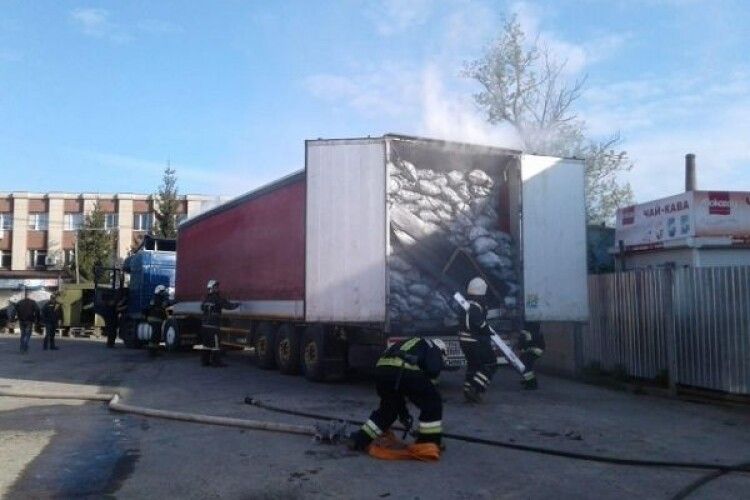 Вантажівку з вугіллям гасили 20 рятувальників (Відео)