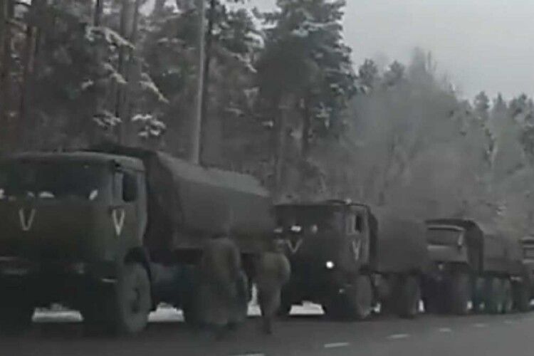 У Білорусі біля кордону з Україною помітили російські БТРи, «Точки-У» та «КамАзи» з літерою V