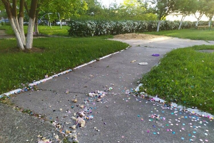 У 55-му мікрорайоні Луцька опівнічна свинота гучно відзначила настання календарного літа (Фото)