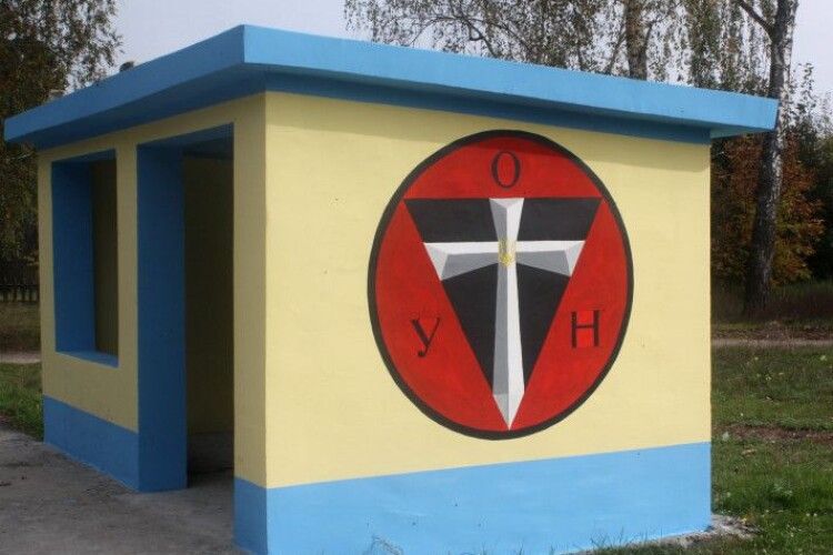 Троє волинян з власної ініціативи впорядковують автобусні зупинки у своїй громаді (Відео)