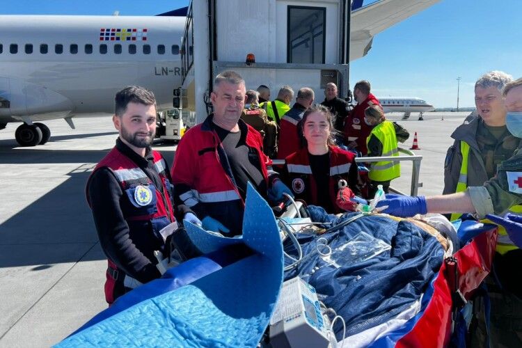 Волинські медики виконали складне транспортування пацієнта з опіками до Польщі