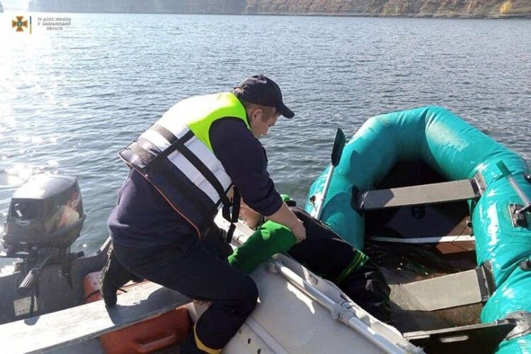 Бійці ДСНС врятували чоловіка, човен якого почав тонути