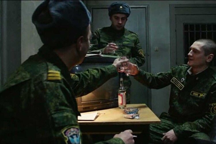 Пів тисячі окупантів отруїлися алкоголем невідомого походження