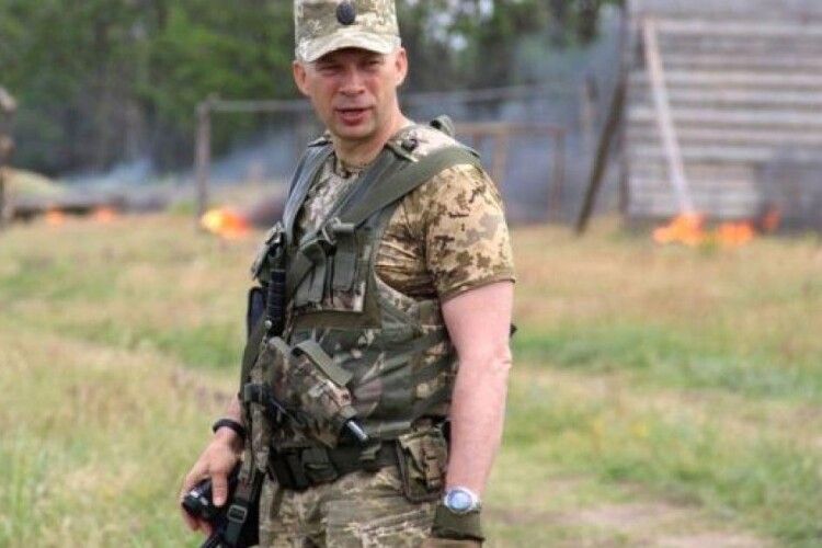 Президент Петро Порошенко призначив новим командувачем Об’єднаних сил генерал-лейтенанта Олександра Сирського