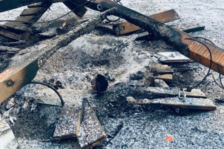 На Волині невідомі спалили дитячу гойдалку в рекреаційному пункті (Фото)