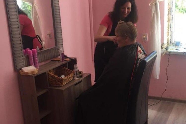 У Тростянці, що на Ківерцівщині, відкрили соціальну перукарню