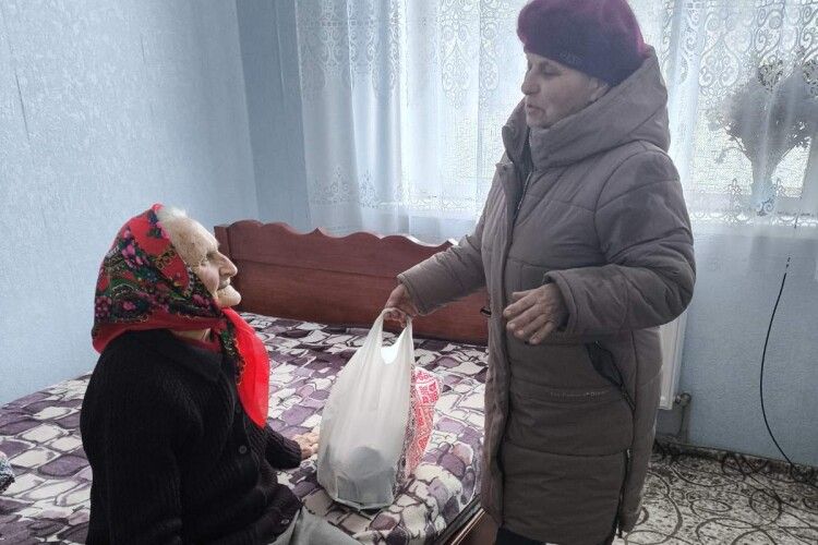 90 років мудрості: на Волині привітали поважну ювілярку