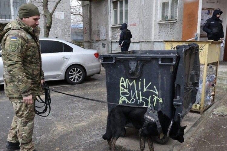 У Миколаєві в сміттєвому контейнері знайшли немовля