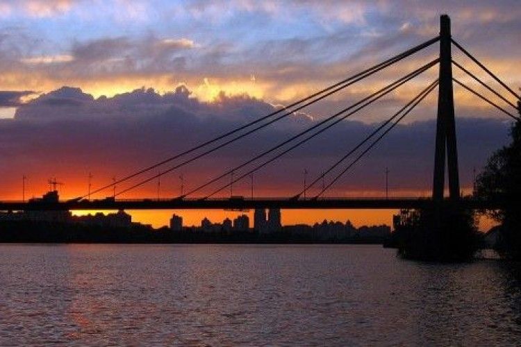 У Києві вночі застукали на гарячому 89-річну бабцю-браконьєрку: з човна ставила сіті на Дніпрі