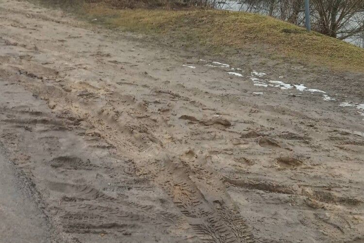 На Камінь-Каширщині автозупинки «на вимогу» вимостили… глиною