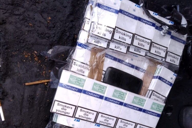 Прикордонники Луцького загону виявили цигарки у вагоні з рудою (Фото)