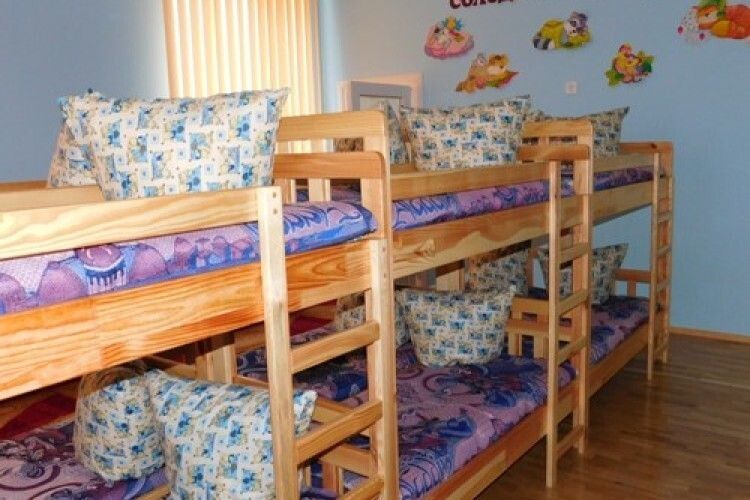 За кошти депутатського фонду в Луцьку куплять меблі для школи і ліжка для дитсадка