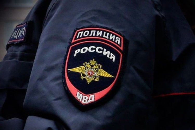 Озброєні сніжками російські поліцейські намагалися зупинити автомобіль 