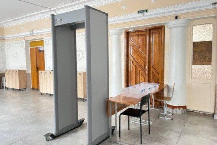 У яких школах Волині встановлять металодетектори