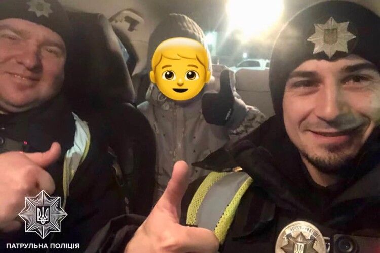 У Луцьку 6-річний хлопчик пізно ввечері сам гуляв у торговому центрі (Відео)