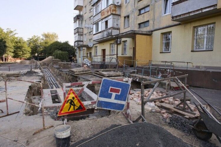У Луцьку на Теремнівській міняють зношену тепломережу