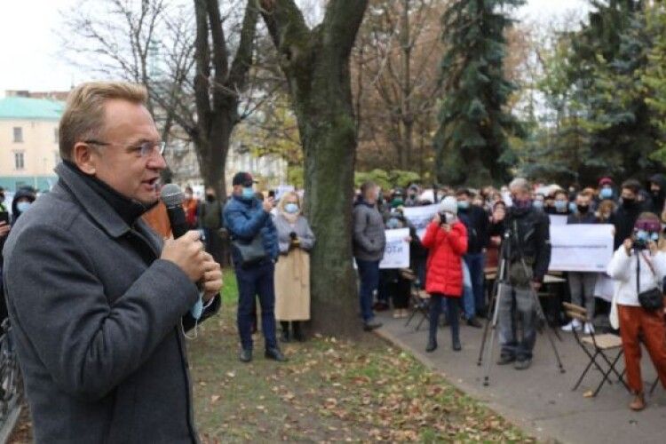 Міський голова Львова виступив проти запровадження карантину вихідного дня