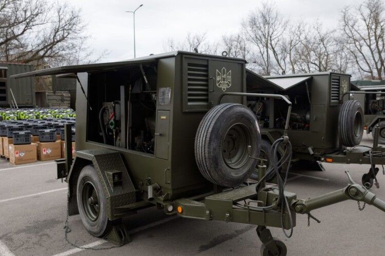 Порошенко передав військовим велику партію енергообладнання – генератори і зарядні станції