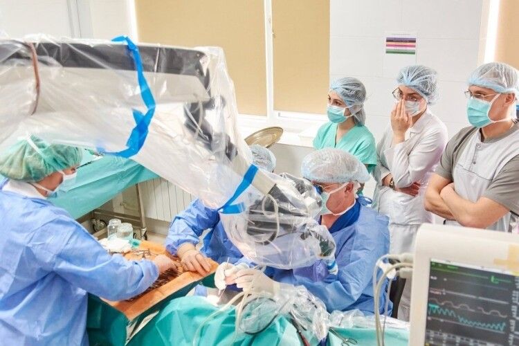Через щільний графік зміг вибратися лише у вихідний: столичний хірург з волинськими медиками рятували слух маленьким пацієнтам 