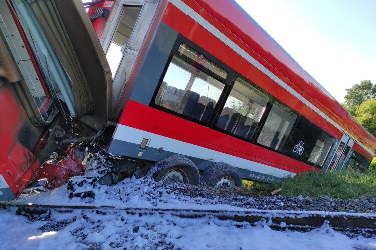 У Польщі пасажирський потяг врізався у вантажівку і зійшов з рейок (Фото)