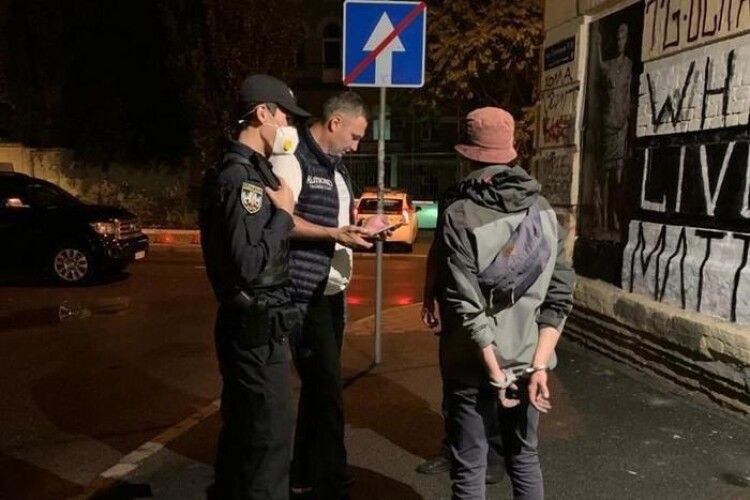 Кличко впіймав двох молодиків, які розмальовували стіни будинку (Відео)